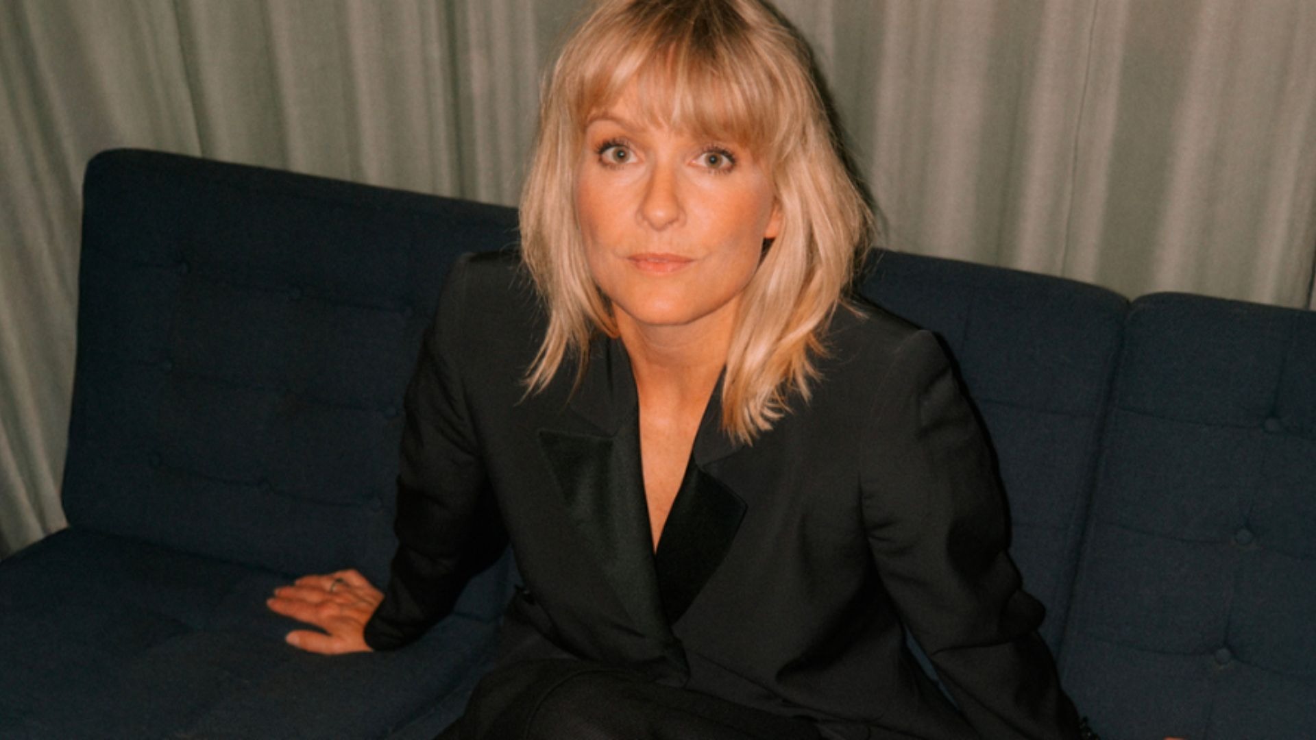 Billede af Signe Svendsen i en sofa