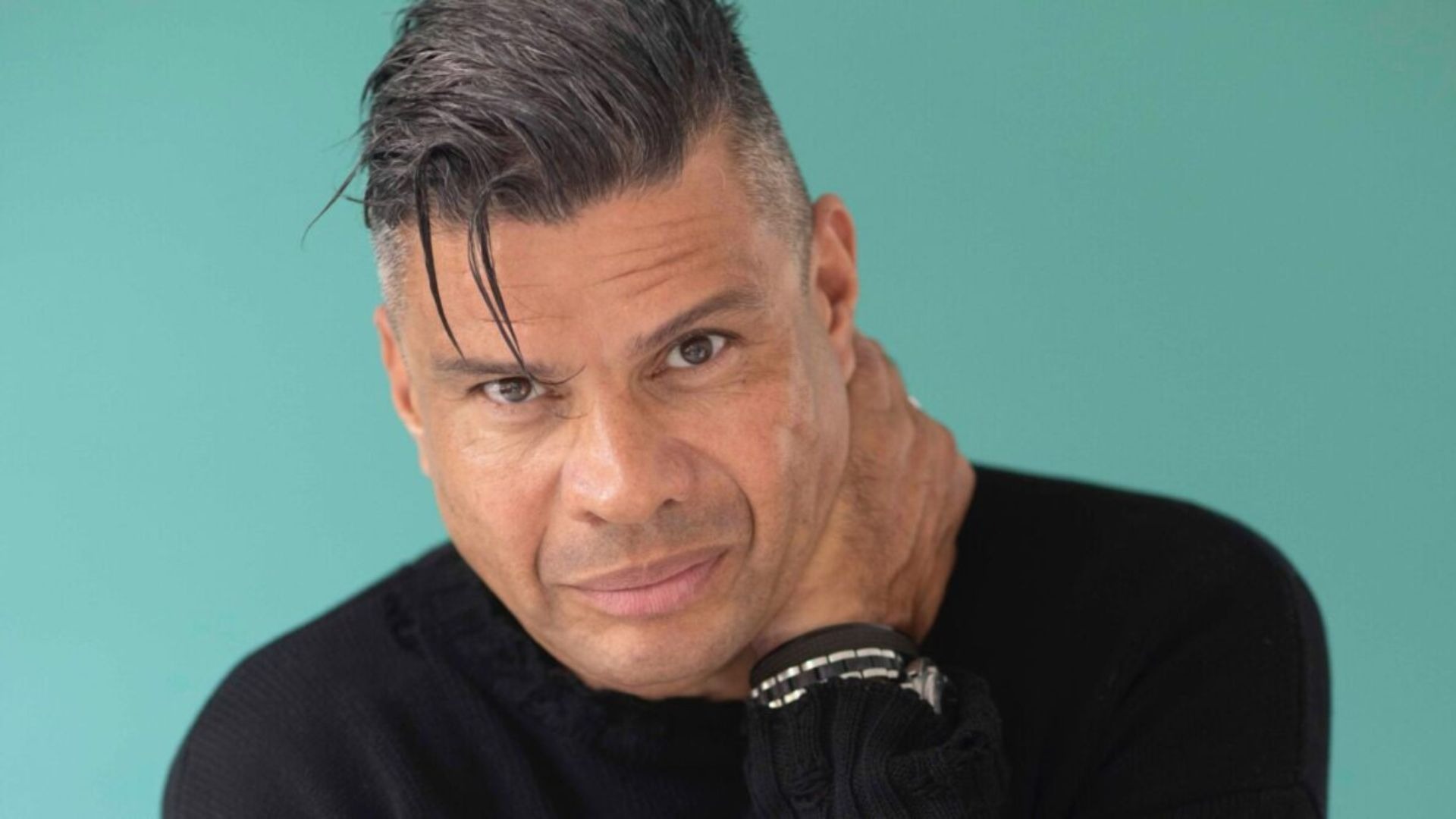 Portrætbillede af Vincent Hendricks på blå baggrund