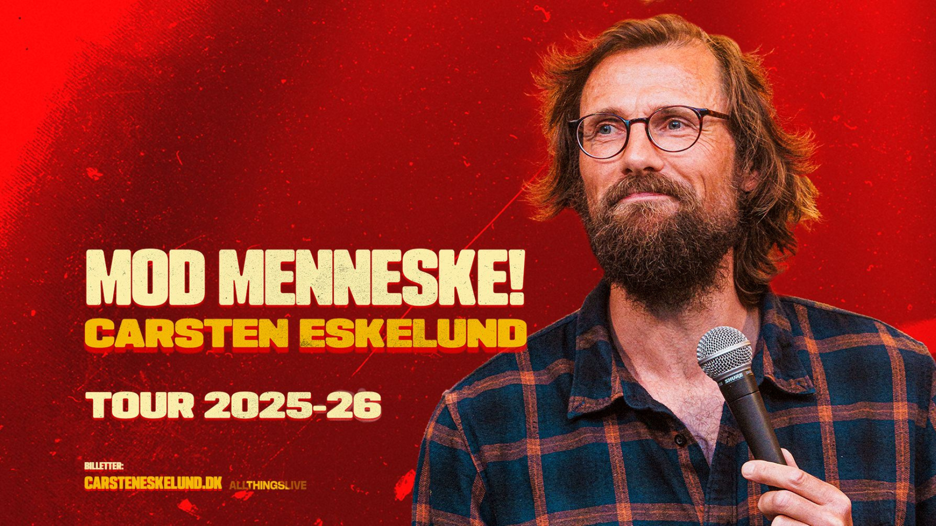 Show plakat med billede af Carsten Eskelund på scenen med en mikrofon i hånden