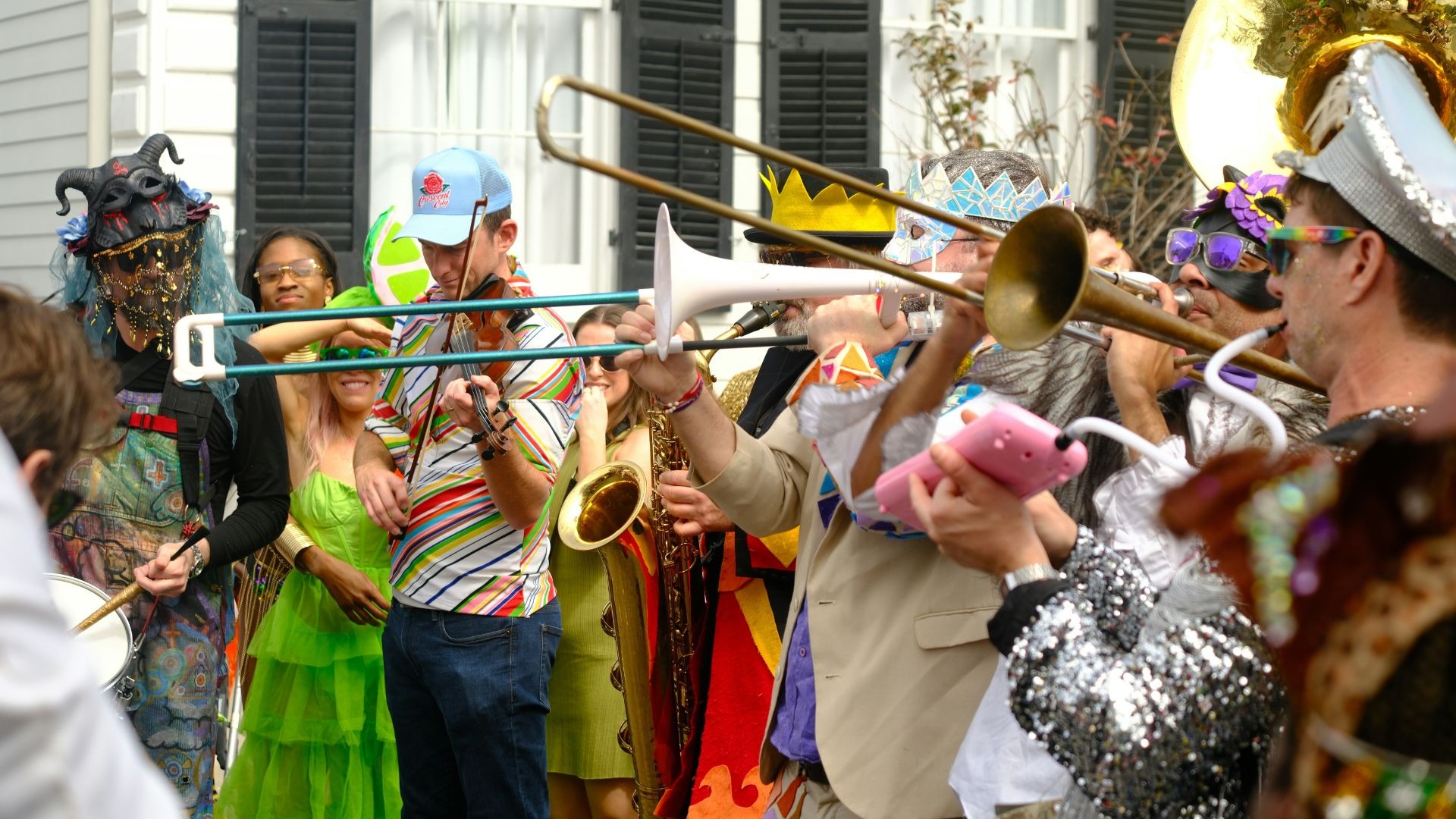 STemningsbillede fra carneval med udklædte folk