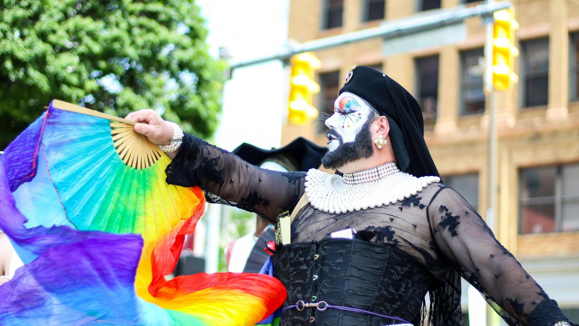 En entertainer i udklædning med pride flag