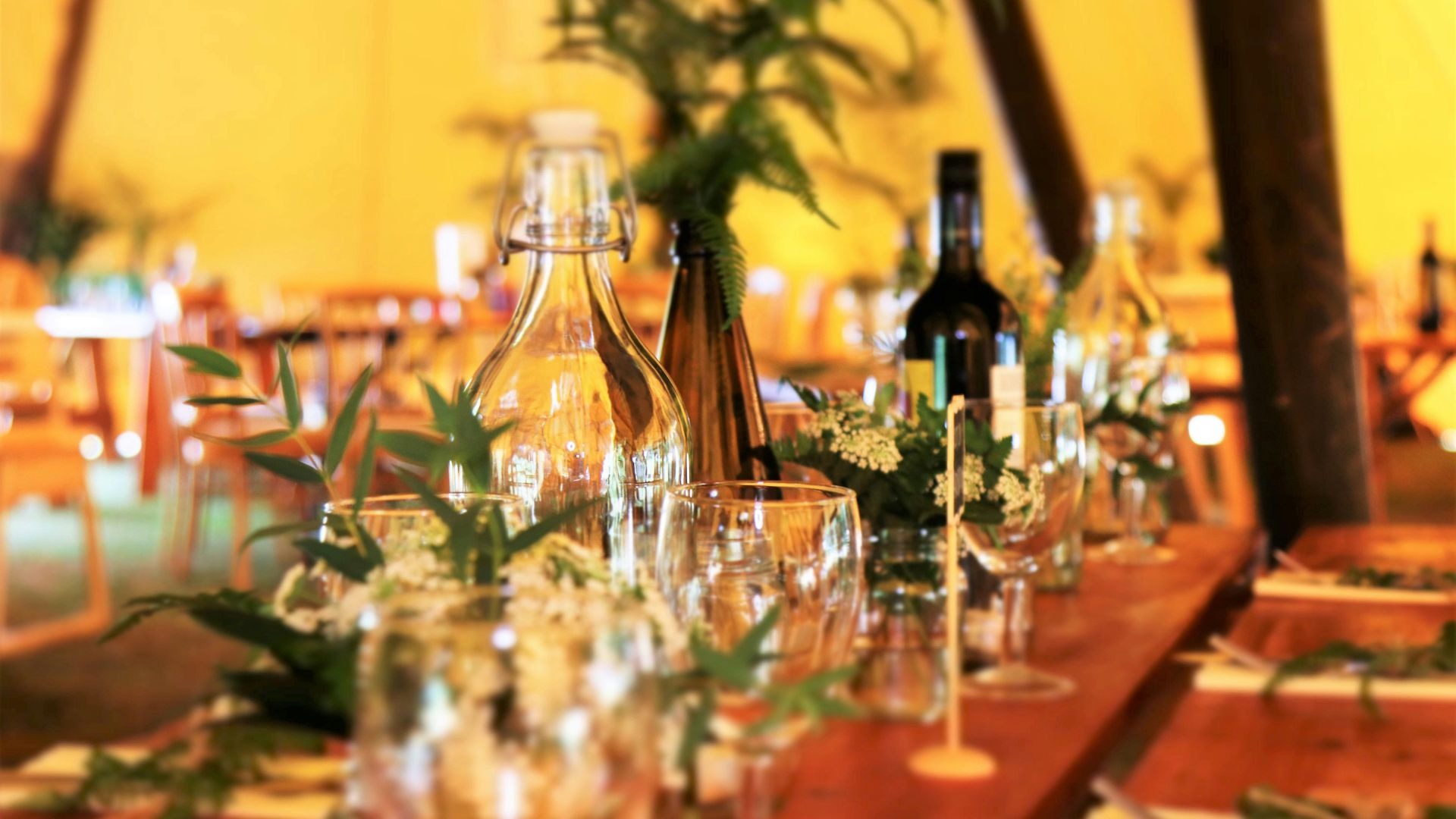 Et opdækket bord med blomster og pynt