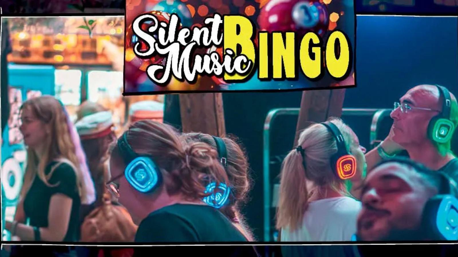 Mennesker til silent disco med høretelefoner på