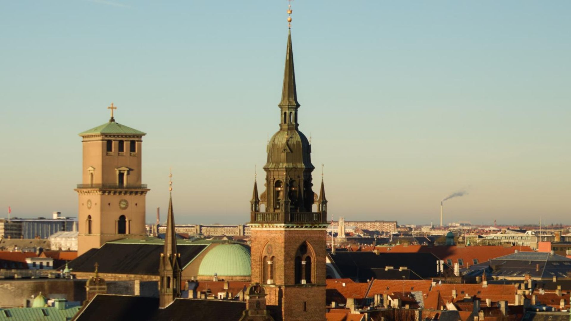 Nikolaj Tårn i København med blå himmel i baggrunden