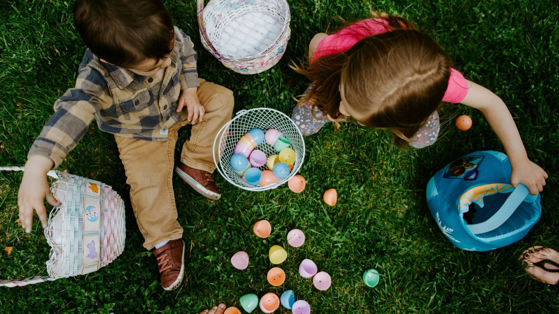 2 børn der samler påskeæg