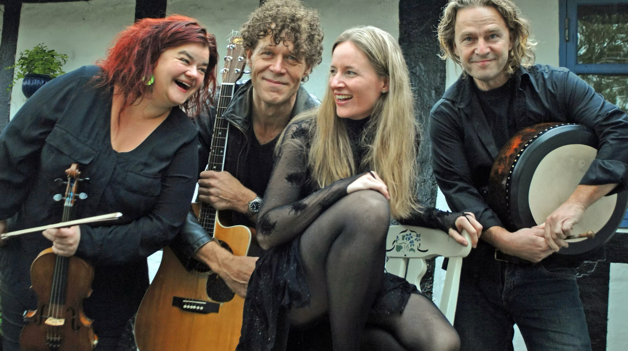 Bandlemmer i Tradish mere deres instrumenter