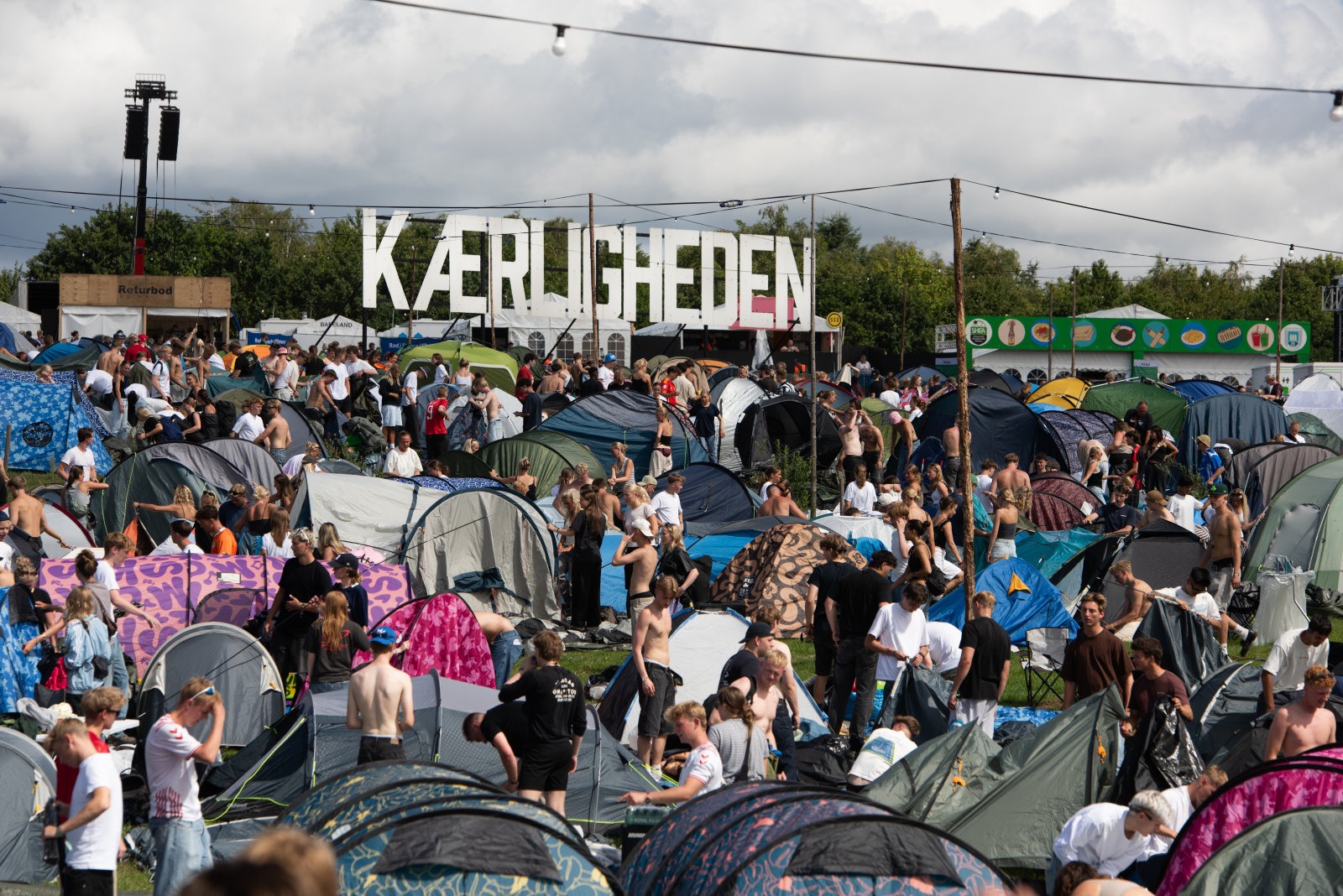 Telte og festivalgæster på campingområdet kærligheden på Smukfest