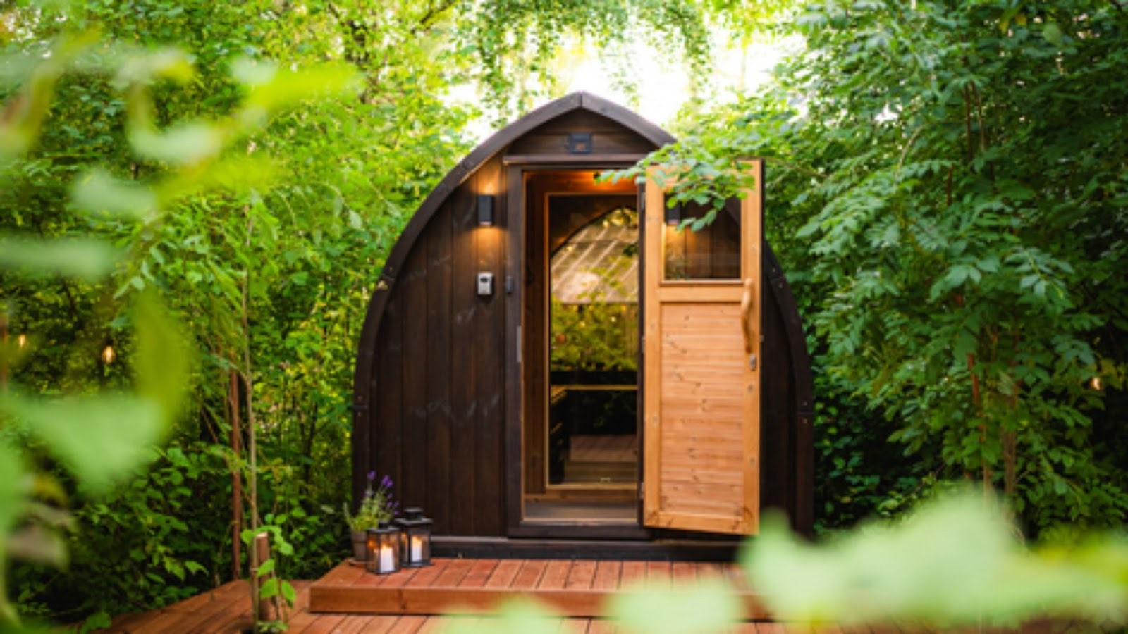 En saunahytte midt i en grøn skov