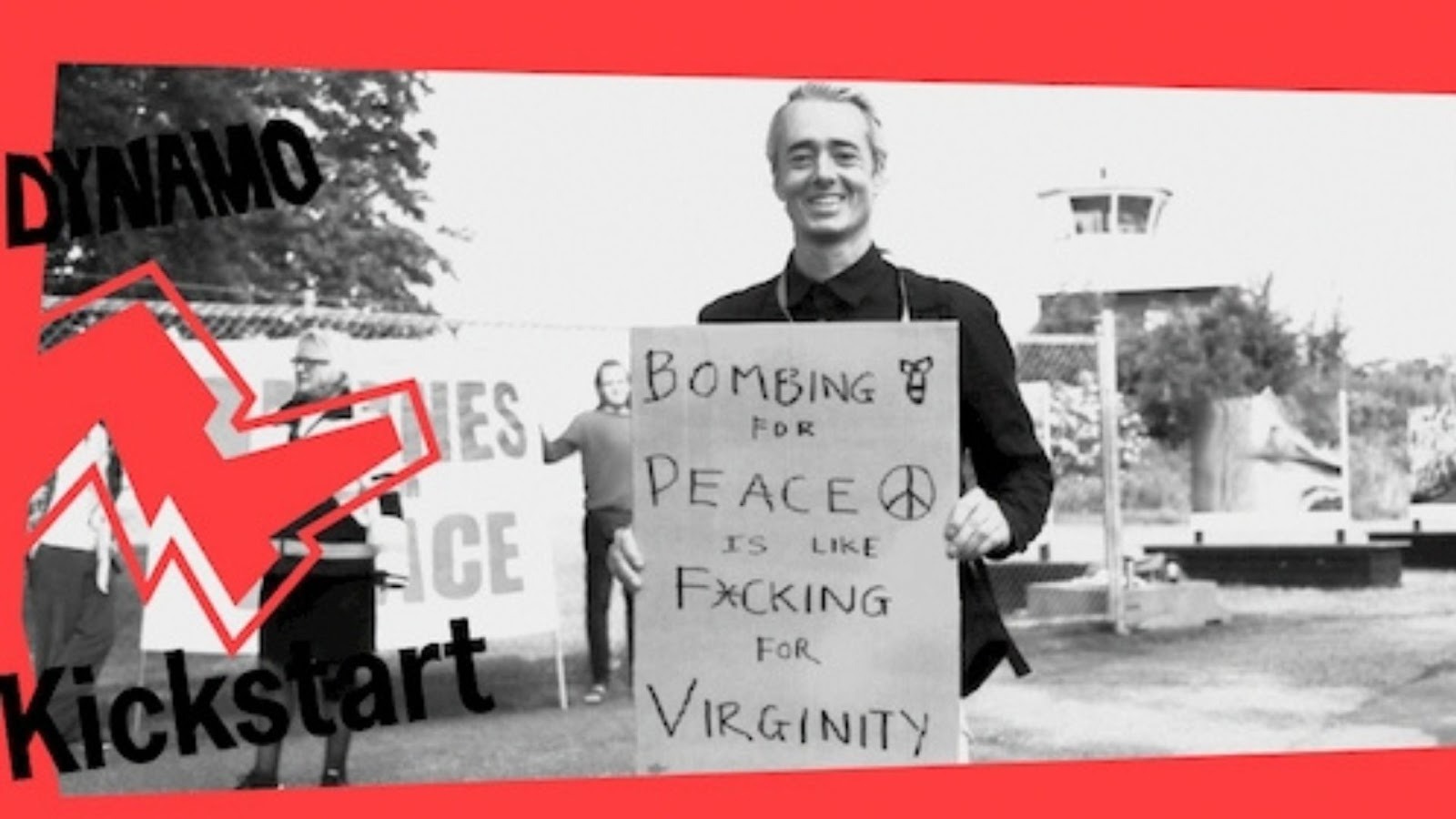 En mand der står med en papskilt