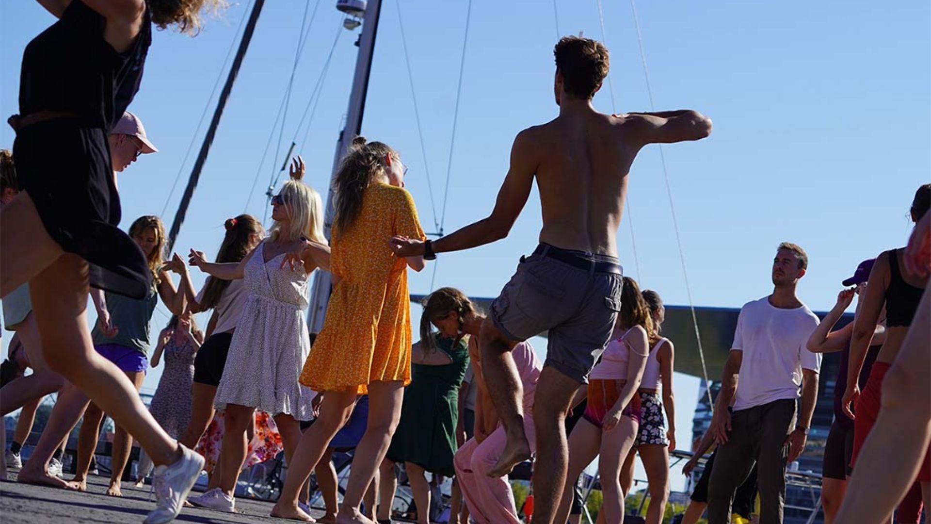 Mennesker der danser på Ofelia Plads