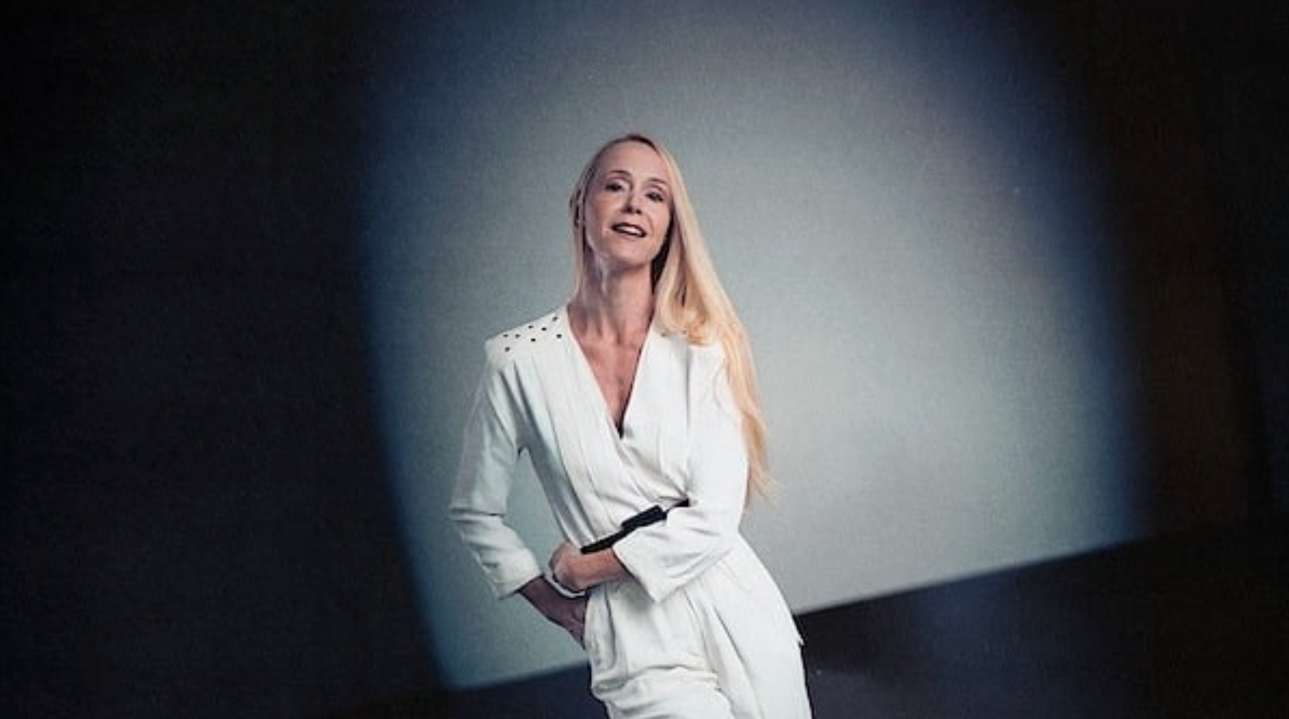 Portrætbillede af Tina Dickow i hvidt suit