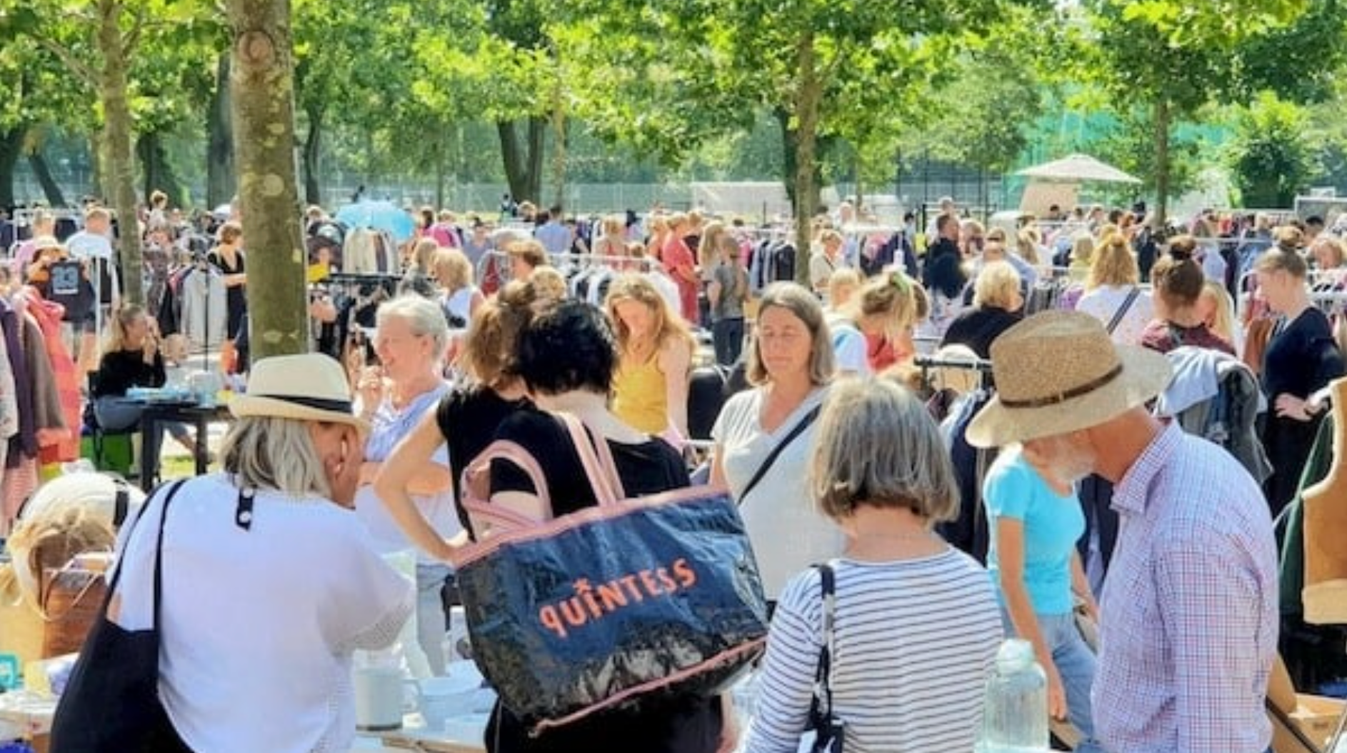 Besøgende på et loppemarked i fælledparken