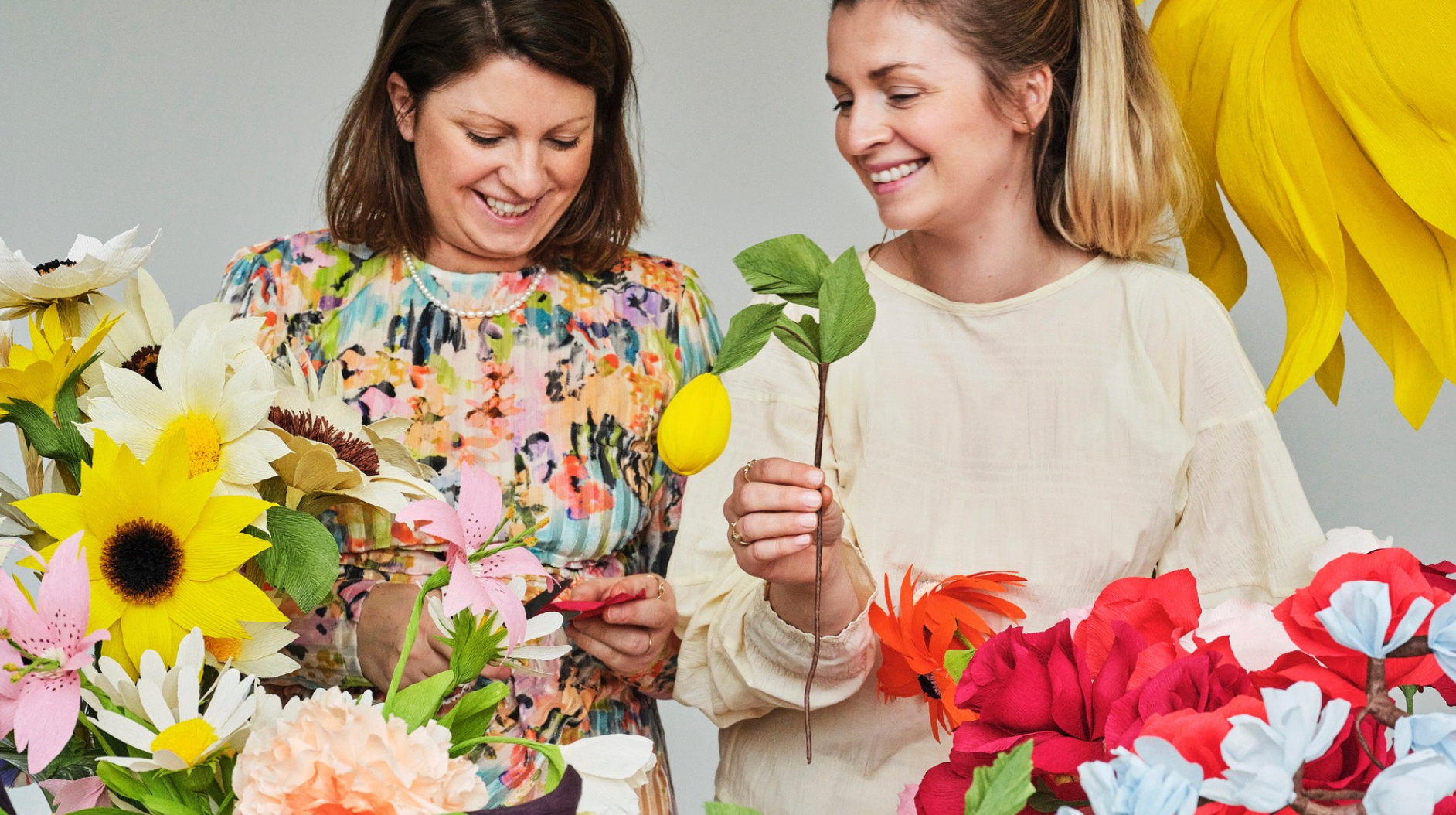 Pigerne fra Almeja Space med papirblomster i hånden