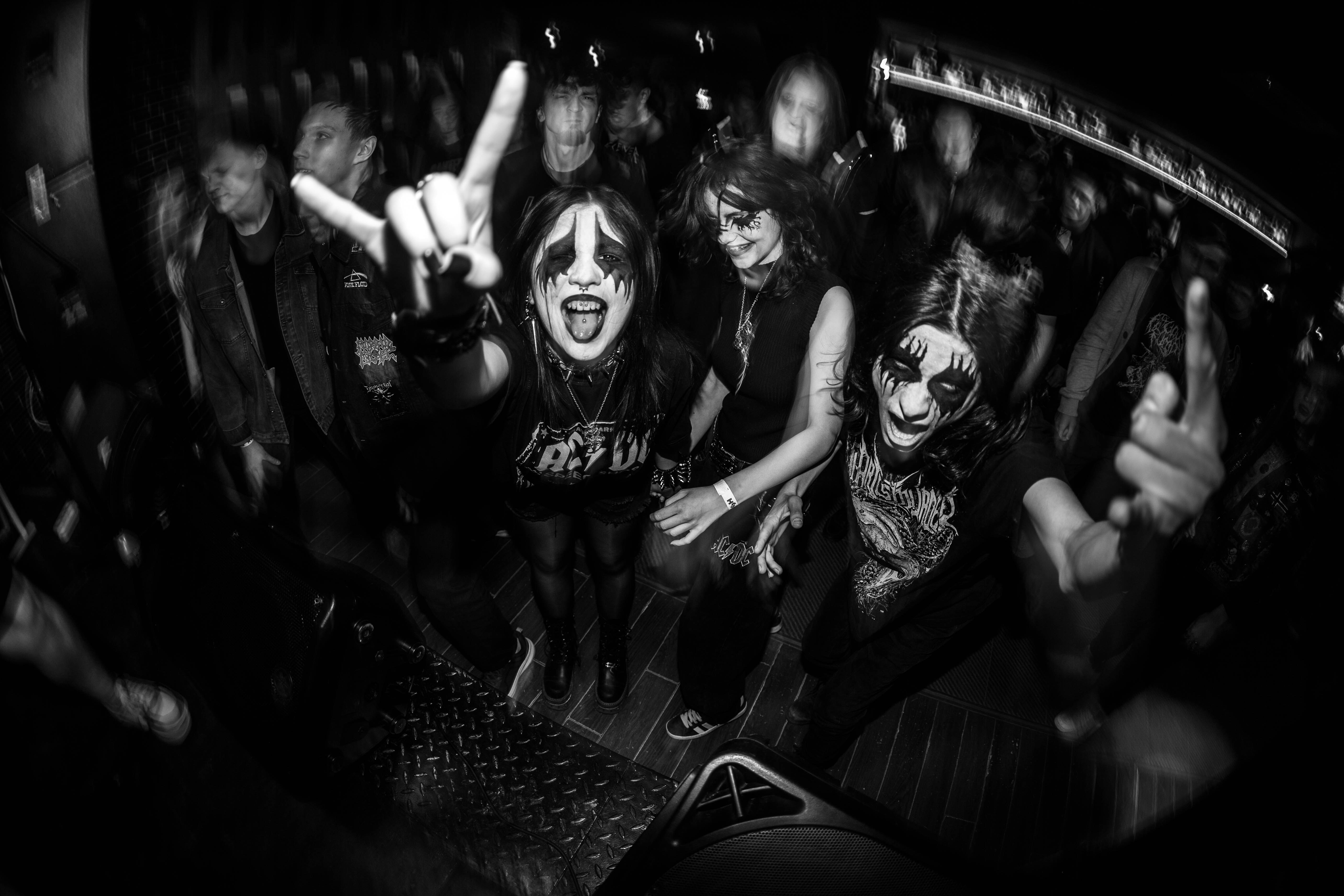 Intens stemning blandt publikum til metal-koncert