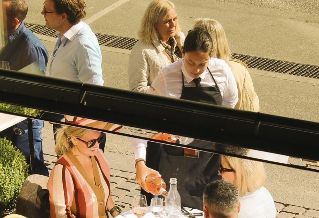 Ravage på Kongens Nytorv fejrer 13 års fødselsdag og forårsfest fredag d. 8. maj med rosé, bobler, østers og DJ. Kig forbi - der er begrænsede mængder.