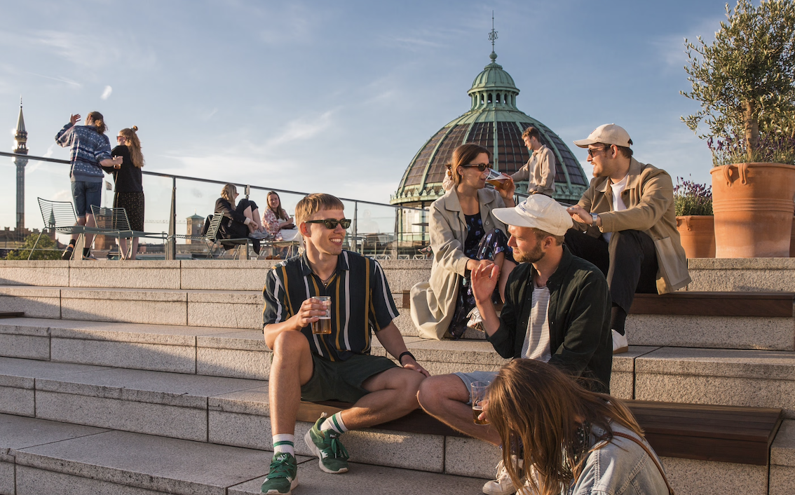 Torsdag på Taget på Glyptoteket åbner igen i 2026 - hver torsdag i sommer kan du nyde franske vibes, drinks og udsigt over Tivoli. Se alt om sommerbaren her.