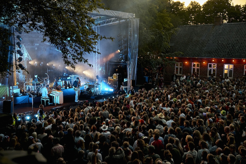 GrimFest 2026 byder på tre dage dansk musik i Brabrand ved Aarhus 30. juli-1. august. Se hele lineuppet med Anne Linnet, Sort Sol, Malk De Koijn og flere.