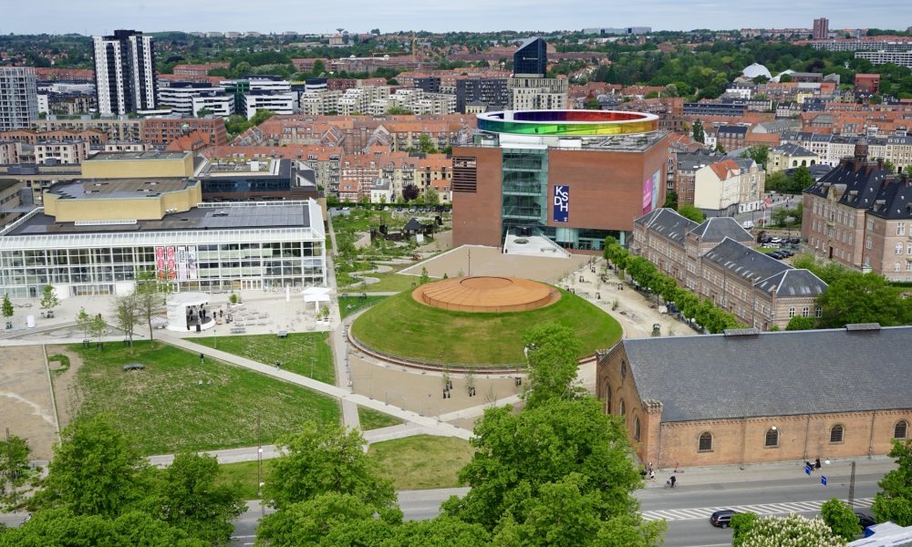 As Seen Below er James Turrells nye Skyspace på ARoS i Aarhus med verdenspremiere 19. juni 2026. Oplev lys, himmel og rum i kunstnerens mest ambitiøse værk.