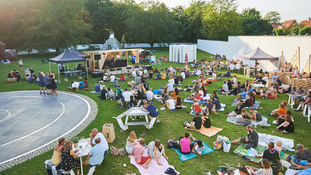 Kunsten Summer Lounge 2026 byder på festivalstemning hver onsdag 1. juli-5. august i Aalborg med livemusik, talks, performances og drinks i Skulpturparken.