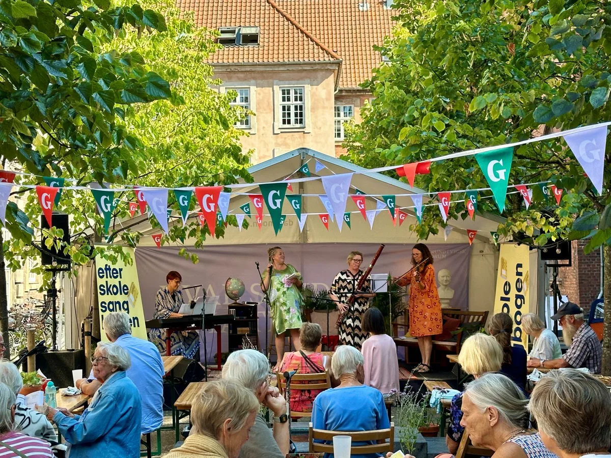 Himmelblå 2026 er en sensommerfestival i Vartov 2.-8. september med fællessang, koncerter, samtaler og debat. Oplev blandt andre Peter Sommer og AFSKUM.
