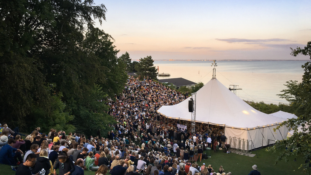 Louisiana Literature 2026 holder litteraturfestival i Humlebæk 20.-23. august med blandt andre Anne Carson, Siri Hustvedt, Douglas Stuart og Kae Tempest.