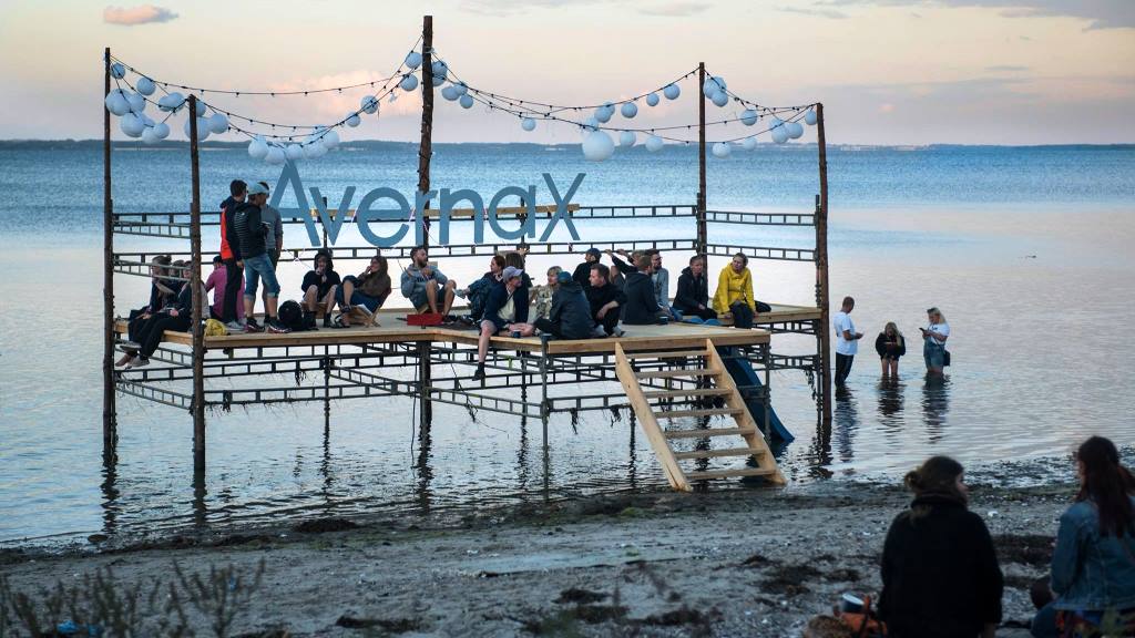 AvernaX 2026 er en all-inclusive festival på Avernakø 6.-9. august med musik, 8 måltider og fri øl og sodavand - midt i det sydfynske øhav. Se lineuppet.