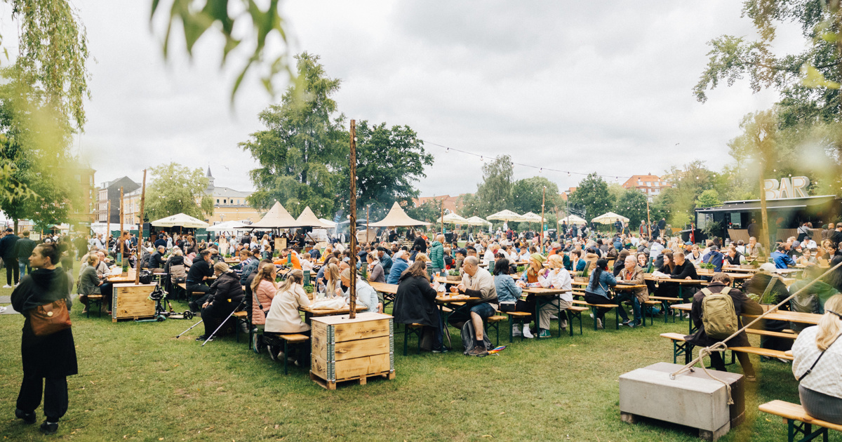  Odense Streetfood Festival 2026 fylder Munke Mose med mad fra hele verden, livemusik, workshops og familieaktiviteter - gratis adgang som del af H.C. Andersen Festivals.