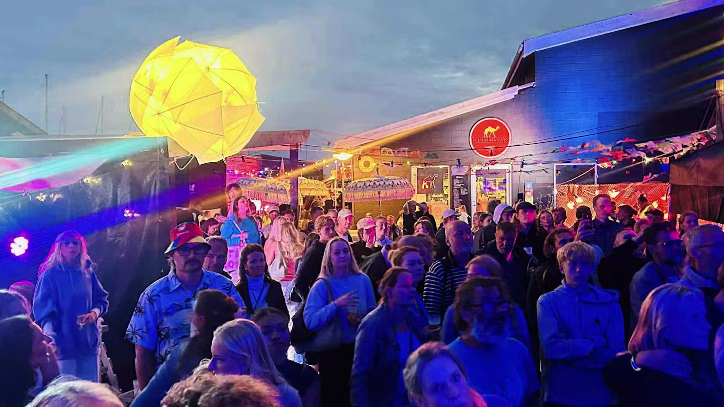 Kamelfestival 2026 på Hundested Havn: en weekend fyldt med musik, fest, kunst og farver den 24.-25. juli. Se dato, program og billetter.