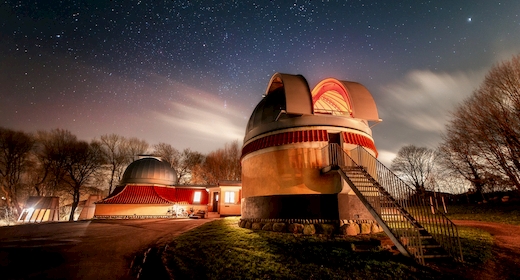 Nat på Observatoriet er en unik astronomioplevelse på Ole Rømer Observatoriet i Aarhus, hvor grupper og familier overnatter i Scienceparken. Se info og booking.