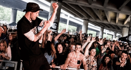 Bas Under Buen fejrer 15 års jubilæum under Bispeengbuen lørdag den 11. juli 2026. Gratis basfest for hele byen - se program og praktisk info her.