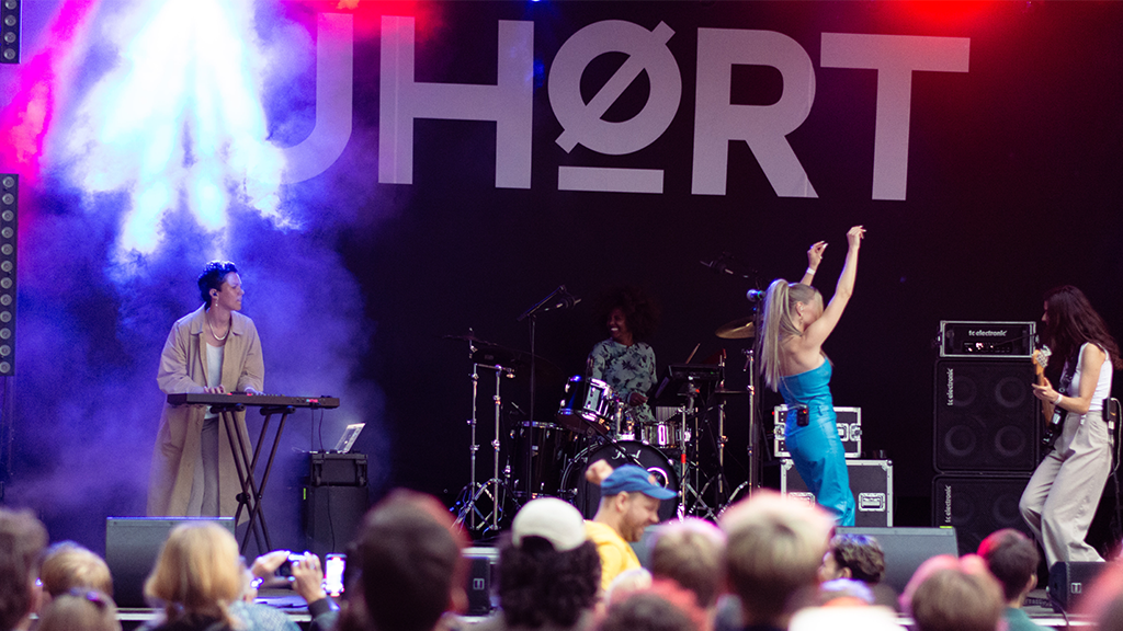 UHØRT Festival 2026 løber af stablen på Vesterbro den 6.-8. august med 42 nye danske navne på tre scener. Oplev morgendagens stjerner. Se program og billetter.