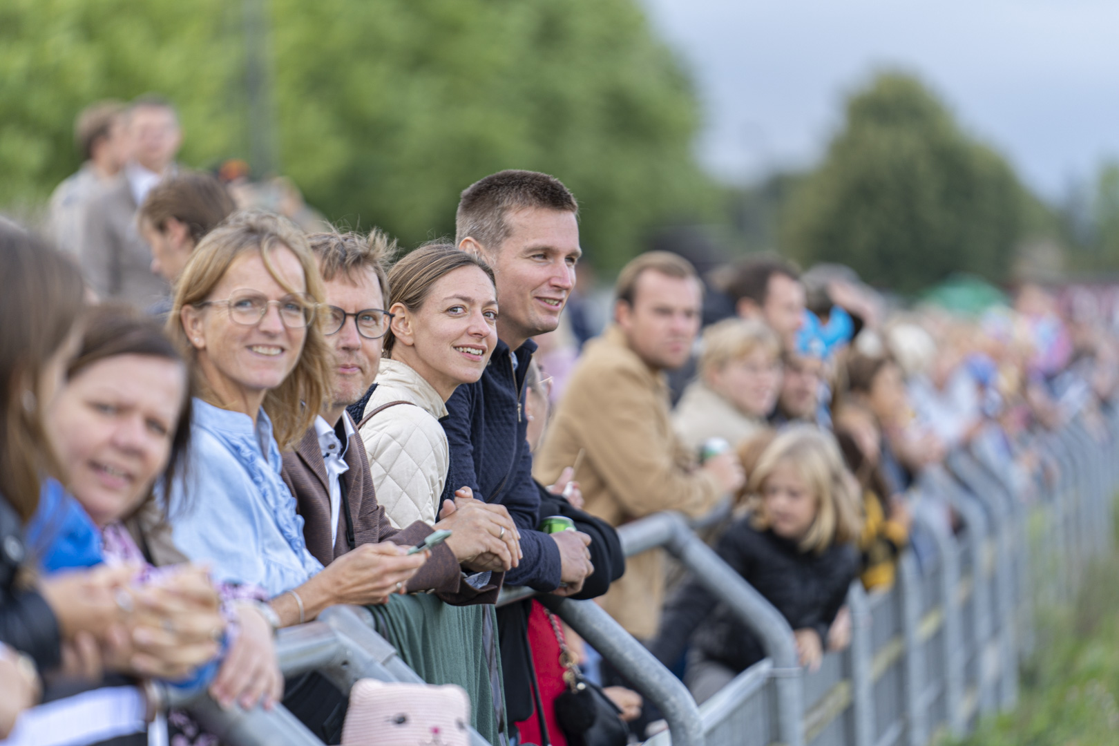 Summer Racing på Fyens Væddeløbsbane byder på hestevæddeløb, fart og hygge i Odense på fredage i august 2026. Oplev trav og galop live. Se datoer og billetter.