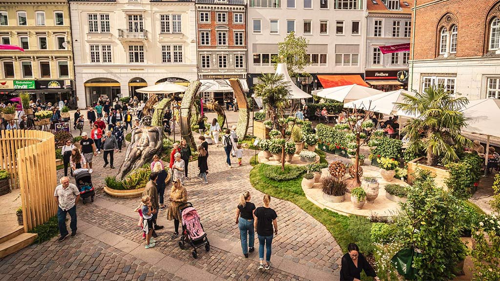 Odense Blomsterfestival fylder byens gader med kreative blomstermiljøer den 13.-16. august 2026. Gratis at besøge for hele familien. Se program og info.
