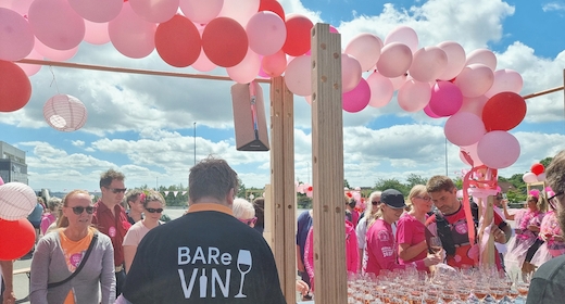 Roséløbet er en social gå- eller løbetur gennem Aarhus lørdag den 29. august 2026 med rosévin ved fire depoter. Skål, hygge og præmier venter. Se billetter.