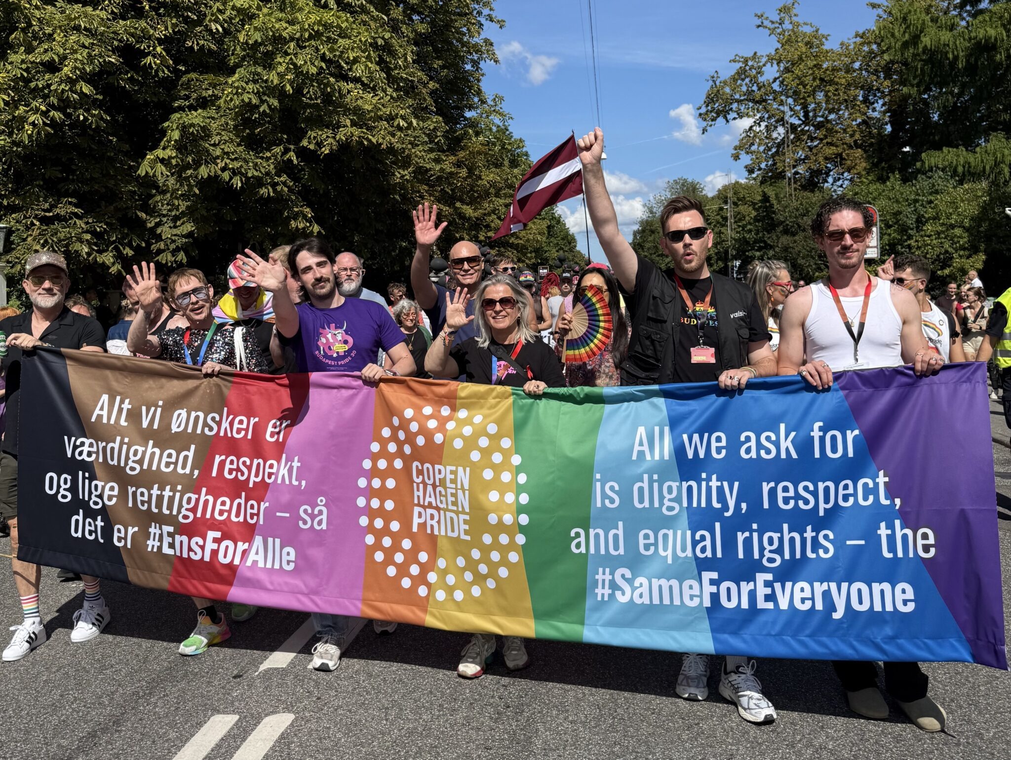 Folk til Pride Parade med banner