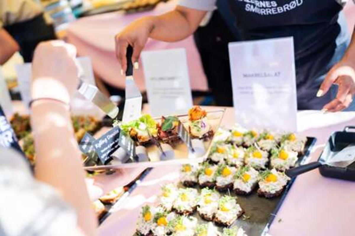 Smørrebrødets Dag forvandler Festivalpladsen i Kødbyen til et smørrebrødsmarked lørdag den 29. august 2026. Smag dig gennem landets bedste. Se billetter.