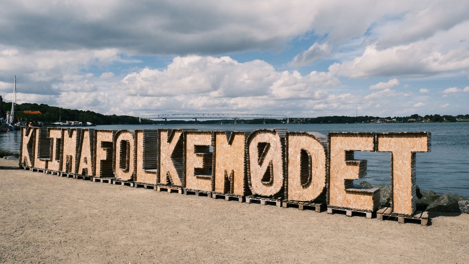 Klimafolkemødet samler debatter, samtaler, workshops og musik i Middelfart den 27.-29. august 2026. Det er gratis, og alle er velkomne. Se program og info. 