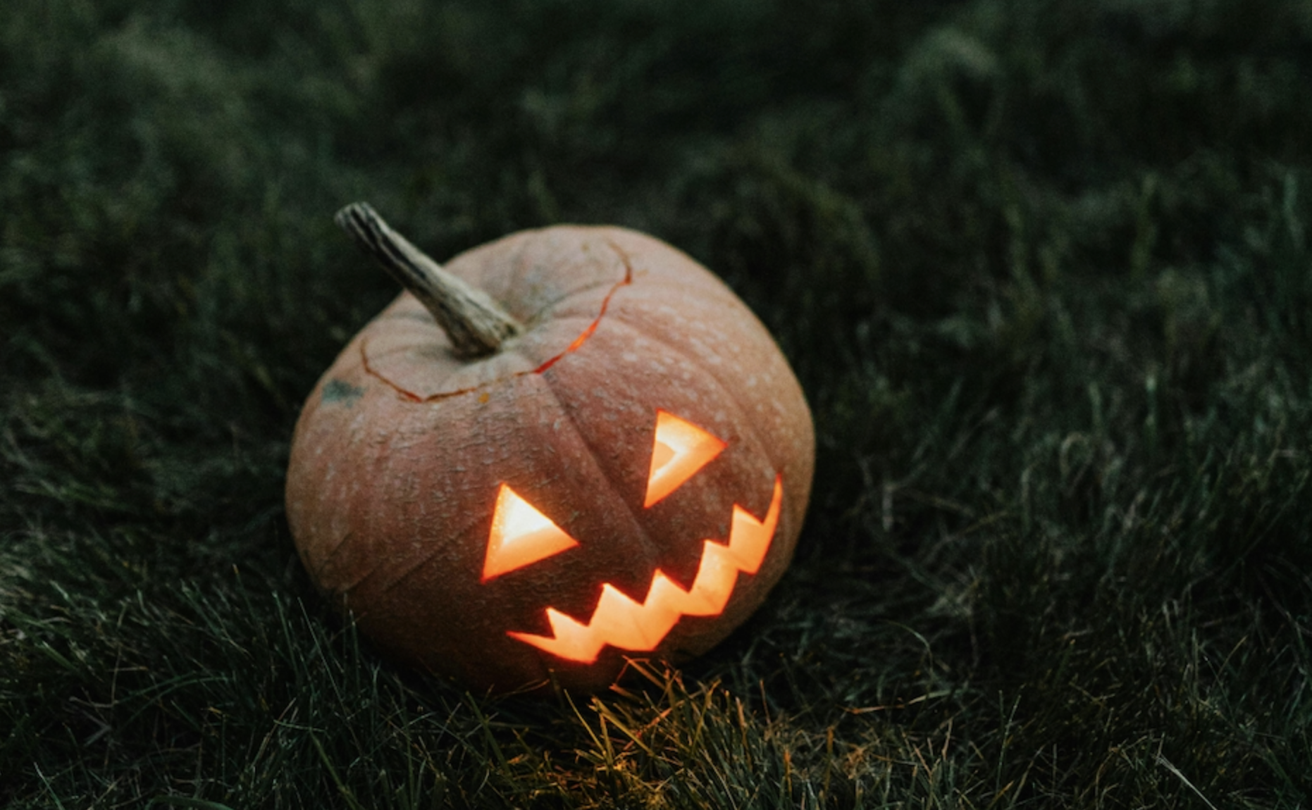 Halloween 2026 falder lørdag den 31. oktober. Se alle datoer i parkerne, hvad der sker i de fire største byer, og hvad der er for børn og for voksne.