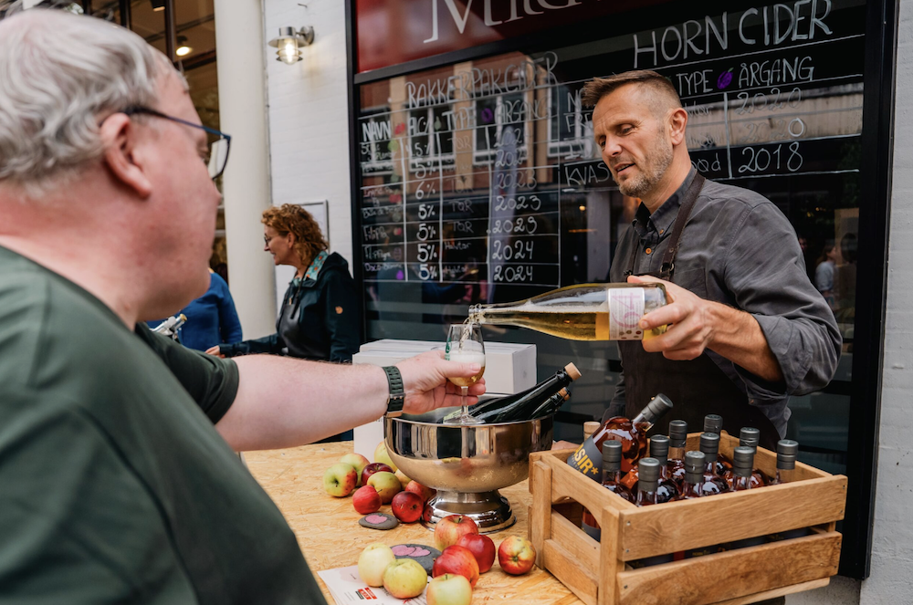 Odense Cider Festival 2026 løber 18.-19. september på Kongensgade i Odense. 30+ cidere, grill og live musik kl. 12-22. Se program, poletpriser og pakker.