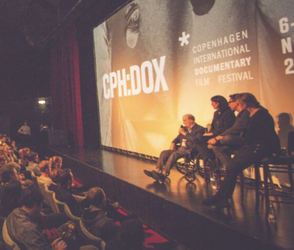 CPH:DOX 2027 løber 10.-21. marts i København. Se hvad dokumentarfilmfestivalen er, hvor filmene vises, og hvordan festivalpas og streaming fungerer.