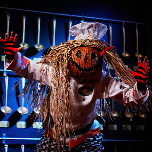 Magisk Halloween i Djurs Sommerland løber 10.-18. oktober 2026 med 40.000 græskar, to haunted houses og After Dark til kl. 21. Se priser og aldersgrænser.