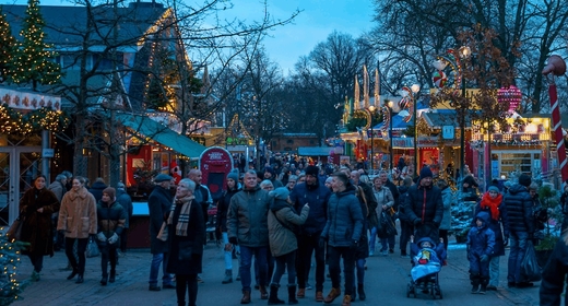 Jul på Bakken holder åbent alle weekender fra 21. november til 20. december. Se skøjtebane, julemarked, juleparade og hele programmet i Dyrehaven.