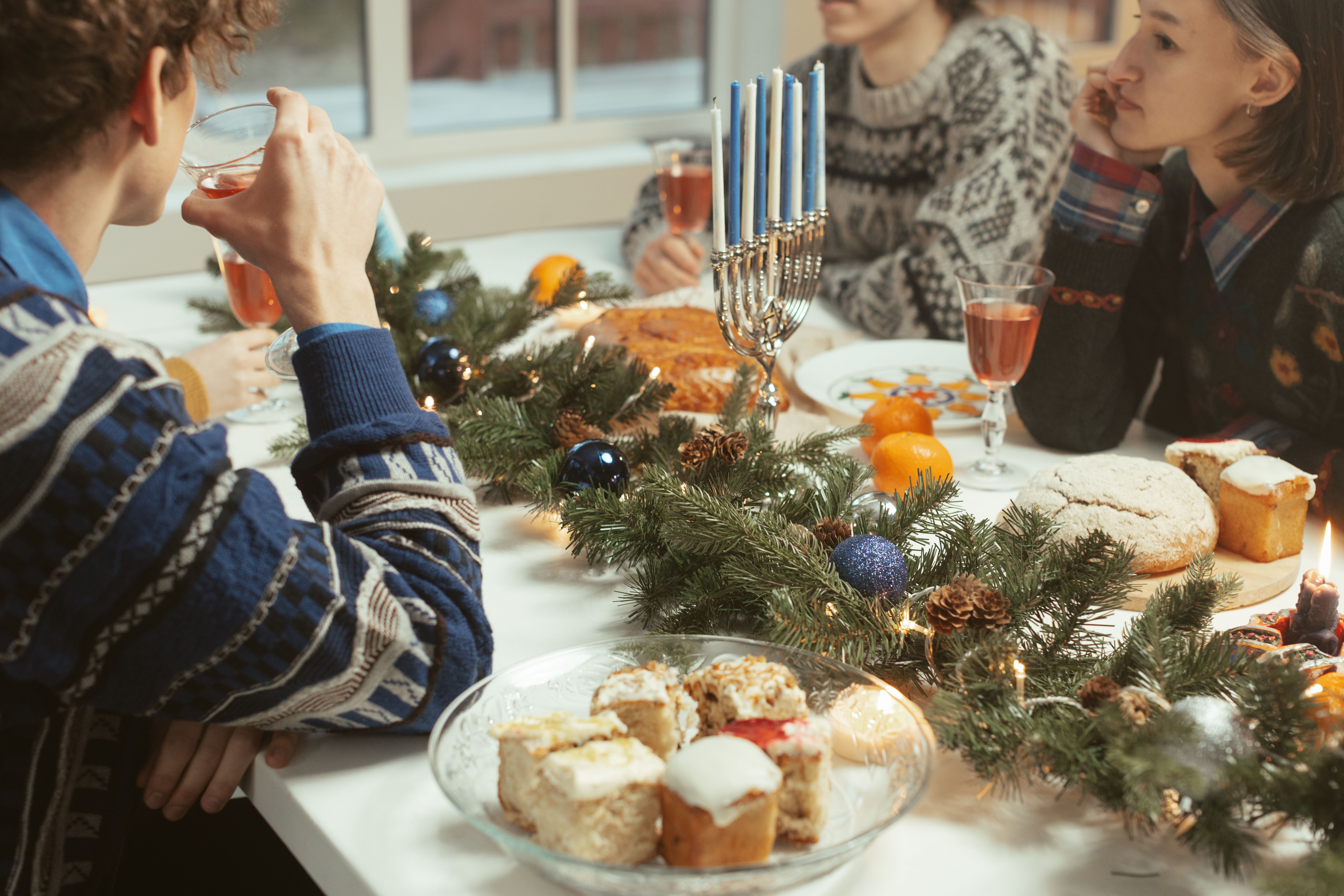 Julefrokost 2026 i København, Aarhus, Odense og Aalborg. Se priser, datoer og konkrete steder, og find ud af hvornår du skal booke for at få plads.