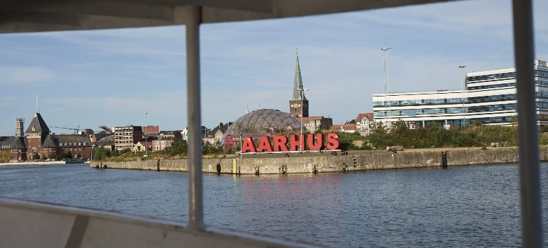 Aros Cruises sejler havnerundfart, jazzbåd, halloween og juldamper fra Aarhus Havn. Se alle afgange, priser og datoer for resten af året.