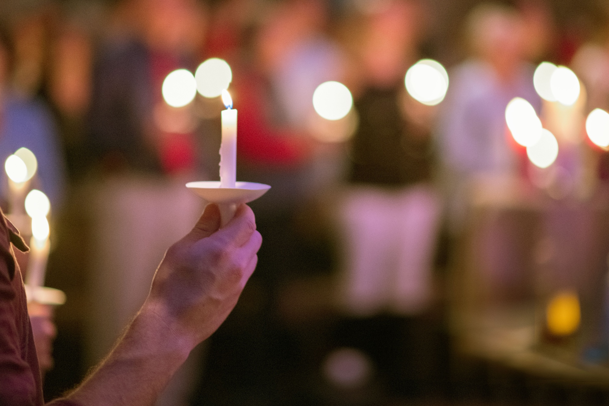 Luciaoptog 13. december i København, Aarhus, Odense og Aalborg. Kajakker på kanalerne, optog på Strøget og lys i en kalkmine. Se tider og priser.