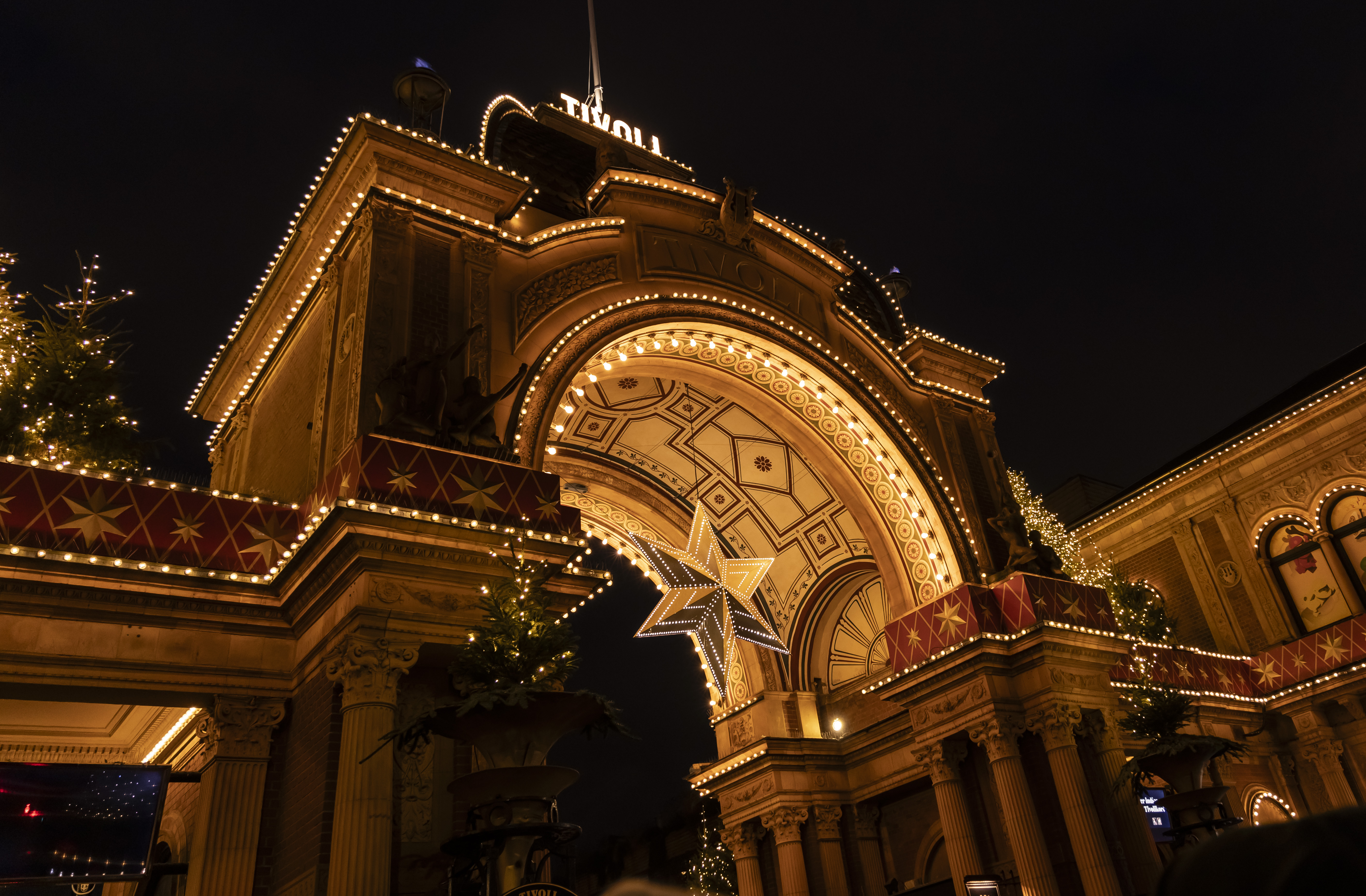 Jul i Tivoli 2026 er 13. november til 3. januar. Se hvad entré og turpas koster, hvad der er inkluderet, og hvornår der er færrest mennesker.