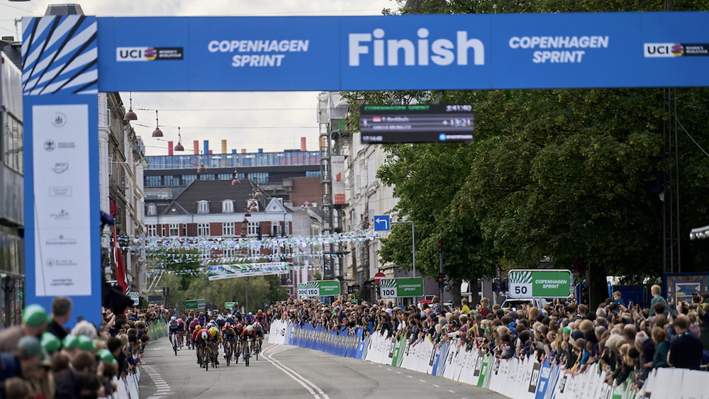 Copenhagen Sprint kører 12.-13. juni 2027 fra Roskilde til København. Se hvad der er bekræftet, hvordan cykelfesten så ud sidst, og hvornår programmet kommer.