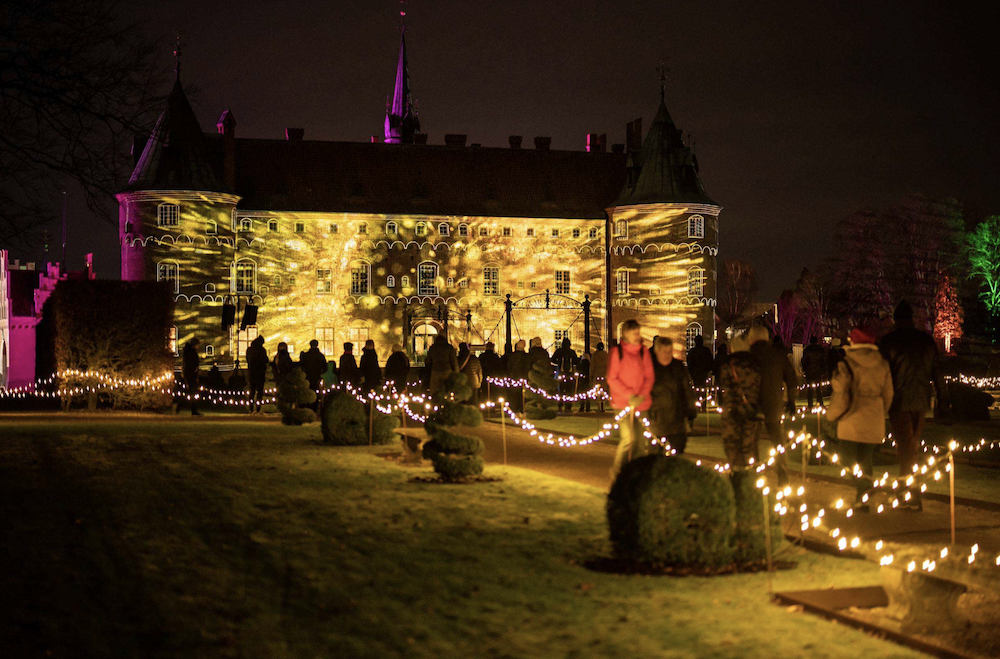 Open by Night på Egeskov er sommerkoncerter i slotsparken, hvor koncerten er med i den almindelige dagsbillet. Se hvordan aftenerne kører, og hvad det koster.