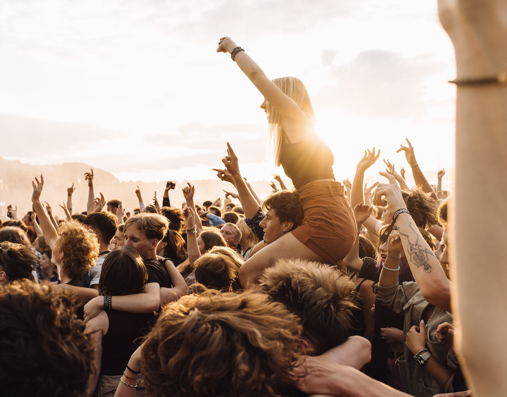 Jelling Musikfestival 2027 er 27.-30. maj. Billetsalget åbner 1. oktober kl. 10 til 2.095 kroner, og køen er en lodtrækning. Se priser, navne og camping.