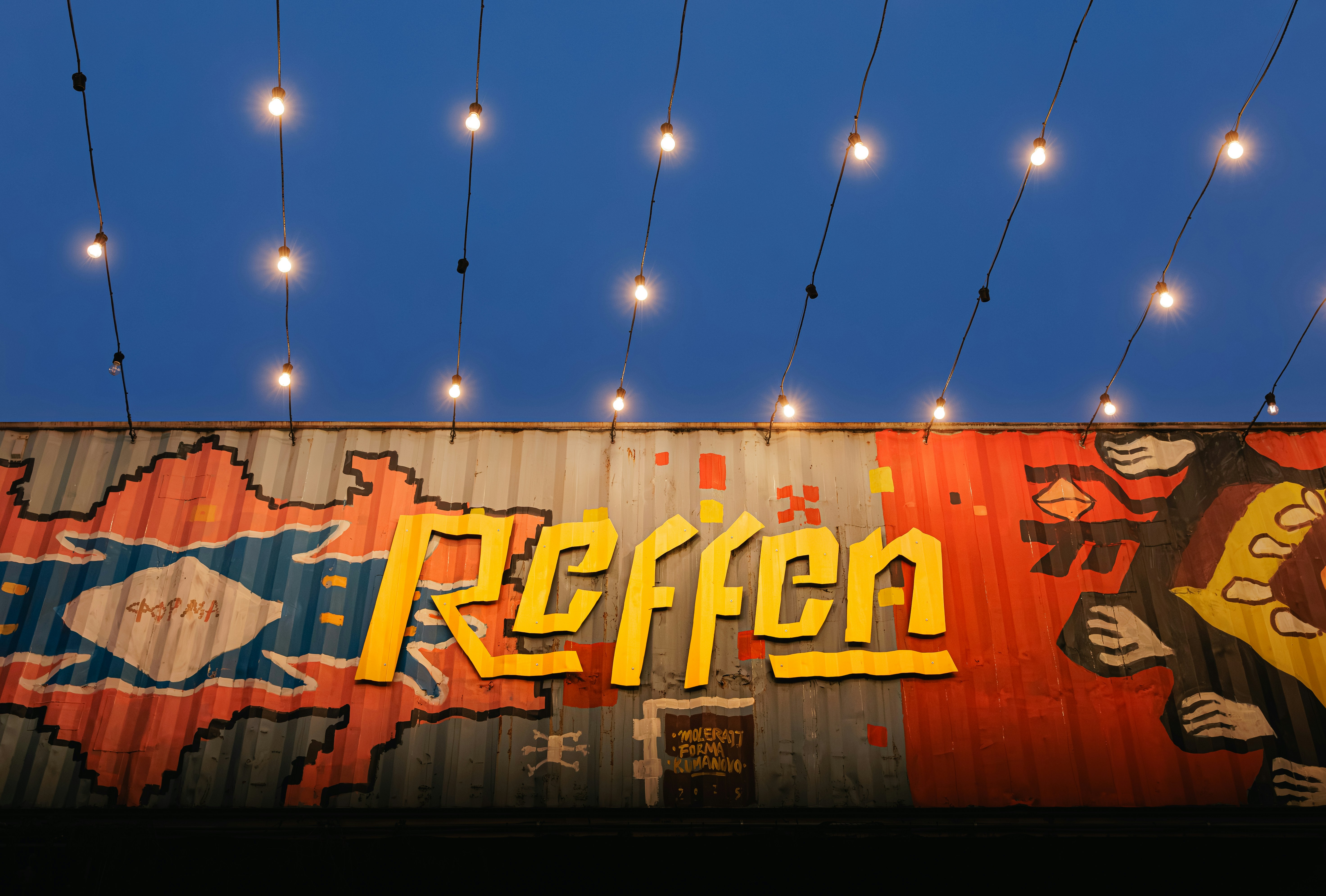Reffen er street food og barer på Refshaleøen. Se efterårsferie, søndagsbio og halloween i oktober, og hvornår Reffen lukker for vinteren i år.